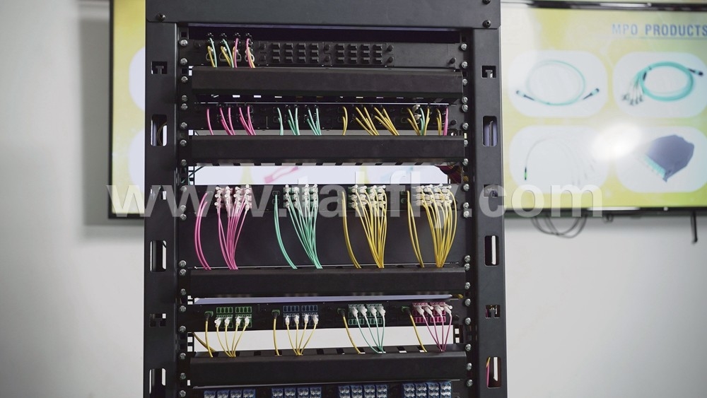 Baru dirancang MPO High Density Patch Panel dan Rack Mount dari ukuran kecil, ringan, tahan benturan