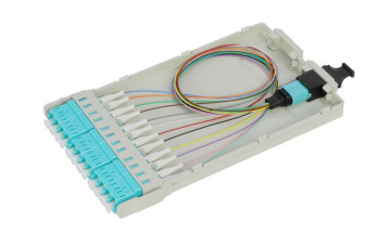 Sliding Design MTP/MPO Cassette Management Panel untuk Kabel Diameter 0,9 / 2,0 / 3,0mm -40°C sampai 80°C